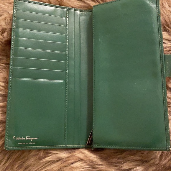 Salvatore Ferragamo green wallet - Picture 3 of 6